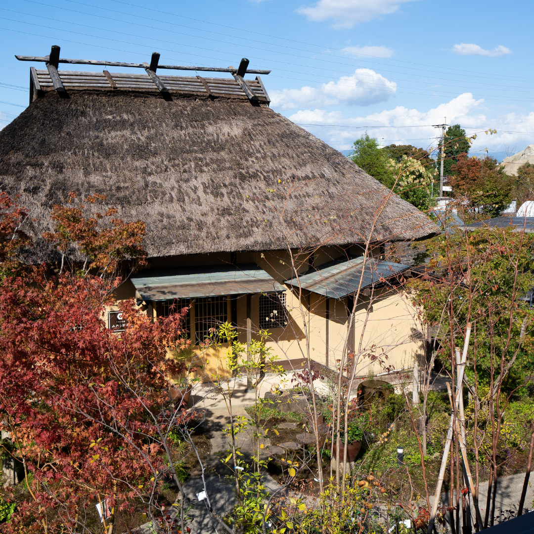 伝統的な茅葺き屋根の日本家屋